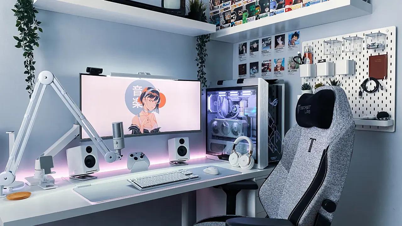 Le setup gaming blanc offre une esthétique soignée mais demande un entretien plus régulier pour rester impeccable. Il peut aussi être légèrement plus coûteux et sensible au jaunissement selon la qualité des matériaux.