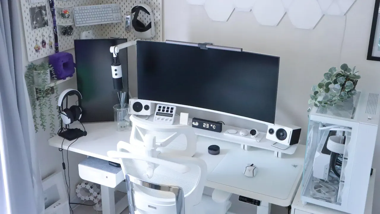 Le succès des setups blancs reflète une évolution de la culture gaming vers un loisir intégré au quotidien et plus mature esthétiquement. Le blanc incarne cette recherche d’harmonie, de simplicité et de confort visuel.