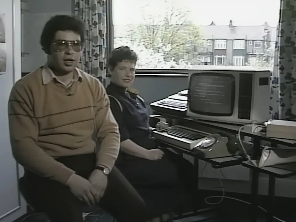 La connexion au service Prestel via British Telecom s’effectue en branchant un modem à la ligne téléphonique, l’ordinateur composant automatiquement le numéro distant pour lancer la transmission de données. Dans une esthétique typiquement années 80 faite d’écrans cathodiques, de tonalités stridentes et de graphismes colorés en mosaïque, l’espace Micronet propose aux utilisateurs de micro-ordinateurs contenus techniques, actualités et échanges communautaires structurés par numéros de pages.