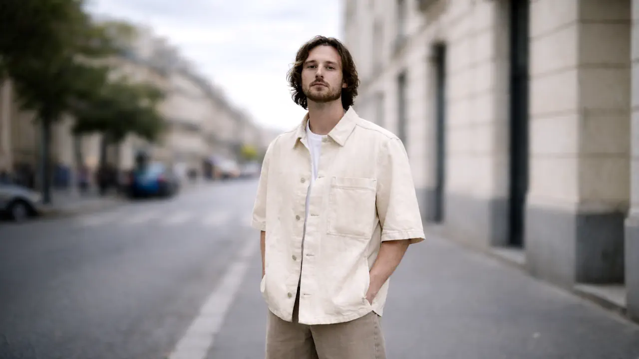 Le style normcore s’appuie sur des pièces simples et quotidiennes aux couleurs neutres, privilégiant des coupes droites, confortables et sans effet spectaculaire. Au-delà des vêtements, c’est l’association volontairement évidente et discrète qui crée une silhouette faussement anodine mais soigneusement pensée.