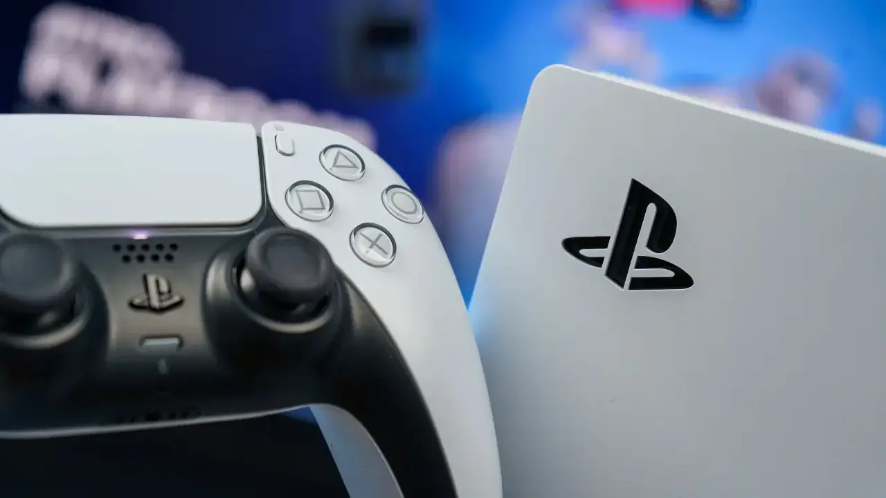 La PlayStation 5 a marqué un tournant en imposant un design blanc élégant, facilement intégrable dans les espaces de vie. Son esthétique a influencé les accessoires et encouragé les joueurs à adopter des setups clairs et harmonieux.