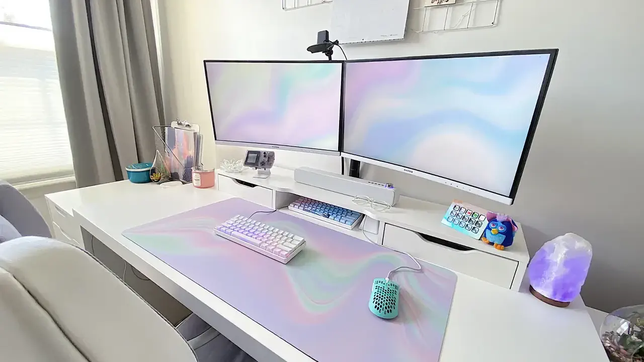 Le blanc s’impose dans les setups gaming en apportant luminosité, harmonie et meilleure intégration dans les intérieurs modernes. Cette tendance reflète une évolution du gaming vers des espaces plus esthétiques, personnalisables et adaptés à la vie quotidienne.