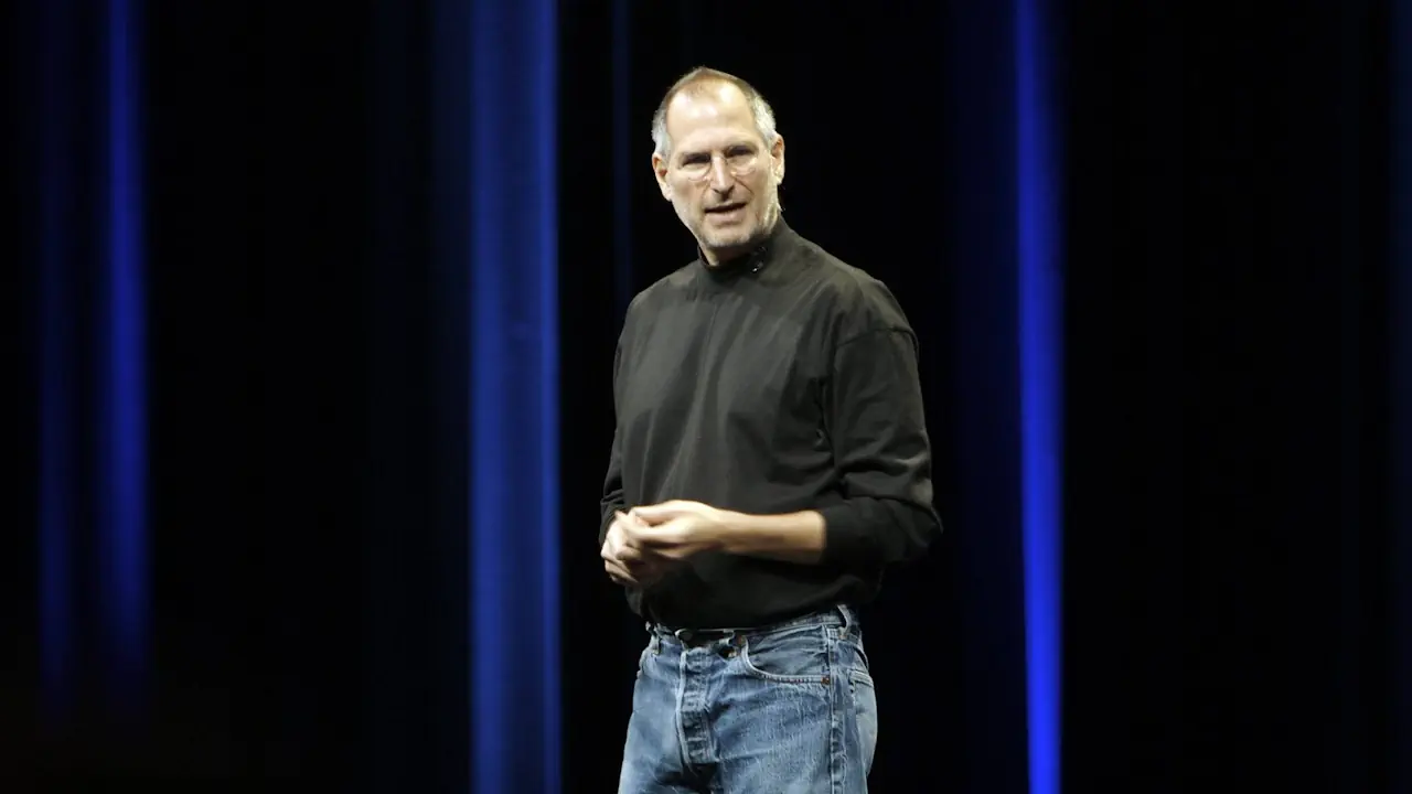 Le débat autour du normcore oppose ceux qui y voient une simple étiquette médiatique à ceux qui l’interprètent comme un véritable changement de rapport à la mode. La silhouette minimaliste de Steve Jobs, avec son col roulé noir et son jean, illustre cette idée d’un style fonctionnel devenu symbole d’une discrétion assumée.