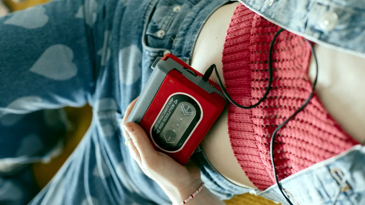 Symbole d’une résistance douce à l’hyperconnexion, le Walkman ressurgit comme icône de l’analog lifestyle. Il invite à écouter la musique avec attention, loin des algorithmes et du zapping numérique.