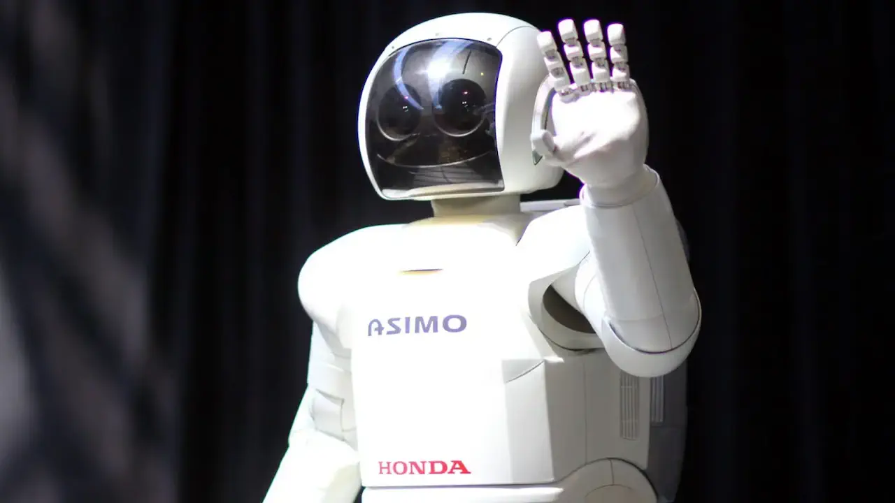 Le robot humanoïde ASIMO, conçu par Honda, a révolutionné la robotique en démontrant une locomotion bipède fluide et autonome dès 2000. Capable d’interagir avec les humains, il a marqué durablement la recherche en interaction homme-machine malgré son arrêt en 2018.