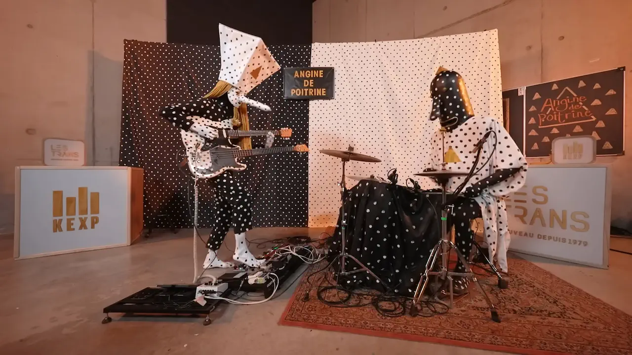 L’esthétique étrange et immédiatement reconnaissable d’Angine de Poitrine a largement contribué à leur viralité sur les réseaux sociaux. Leurs performances masquées intriguent les internautes et attirent un public bien au-delà de la scène rock expérimentale.