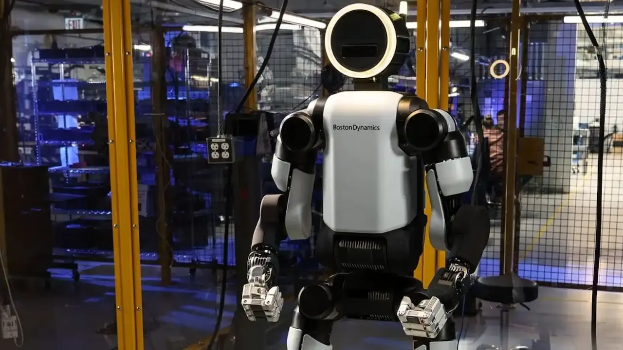 Le robot humanoïde Atlas, développé par Boston Dynamics, est une référence en matière de mobilité et de dynamique robotique. Capable de courir, sauter et réaliser des mouvements complexes, il sert de plateforme de recherche pour des environnements exigeants et à risque.