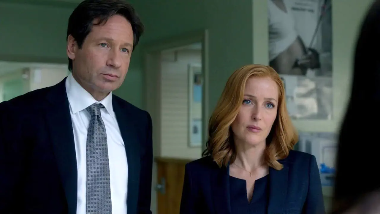 X-Files : Aux frontières du réel connaît un succès immédiat grâce à son mélange inédit d’enquête, de fantastique et de science-fiction, porté par le duo Mulder et Scully. Entre croyance et rationalité, leurs personnages renforcent l’impact de la série et contribuent à en faire un phénomène culte des années 90.