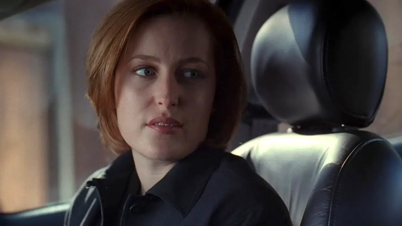 Dana Scully, incarnée par Gillian Anderson, apporte une rigueur scientifique essentielle à X-Files : Aux frontières du réel. Son regard sceptique ancre les enquêtes dans une approche rationnelle face aux phénomènes inexpliqués.