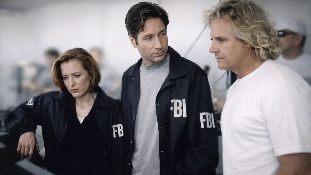 Sur le tournage de X-Files : Aux frontières du réel, Gillian Anderson, David Duchovny et Chris Carter collaborent étroitement pour donner vie à la série. Leur implication et leur complémentarité participent à créer une œuvre cohérente et emblématique.