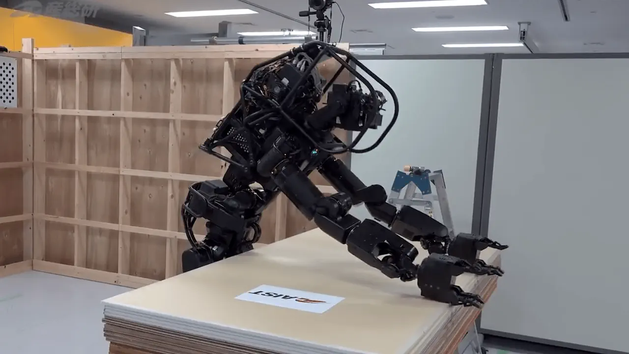 Le robot humanoïde HRP-5P, développé par AIST, est conçu pour automatiser des tâches industrielles complexes, notamment dans la construction. Il démontre la capacité des humanoïdes à manipuler des matériaux, utiliser des outils et s’adapter à des environnements exigeants.