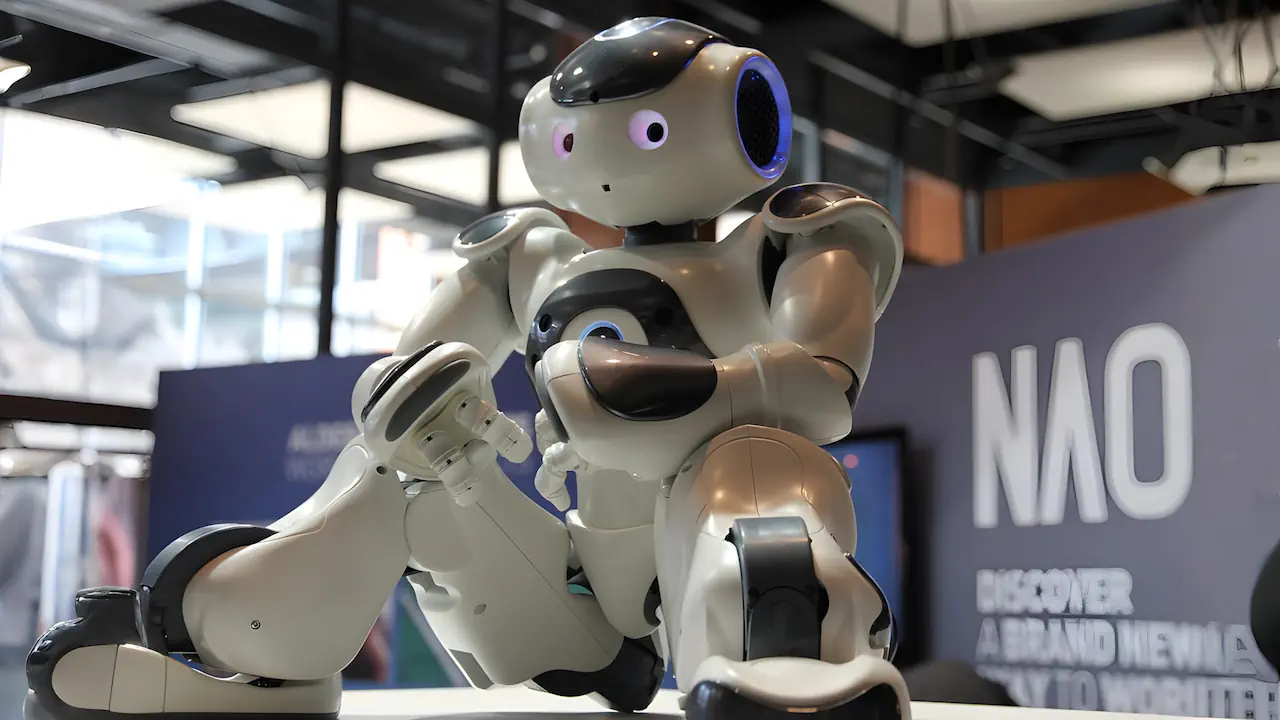 Le robot humanoïde NAO, développé par Aldebaran Robotics, est une référence mondiale dans l’éducation et la recherche en robotique. Polyvalent et interactif, il permet d’apprendre la programmation et d’explorer l’interaction homme-machine dans des contextes pédagogiques et thérapeutiques.