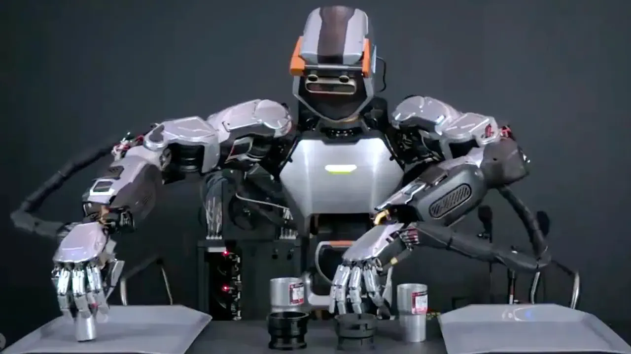 Le robot humanoïde Phoenix, développé par Sanctuary AI, vise à créer un robot généraliste capable d’exécuter une grande variété de tâches humaines. Il combine intelligence artificielle avancée, mobilité autonome et grande dextérité pour évoluer dans des environnements réels.