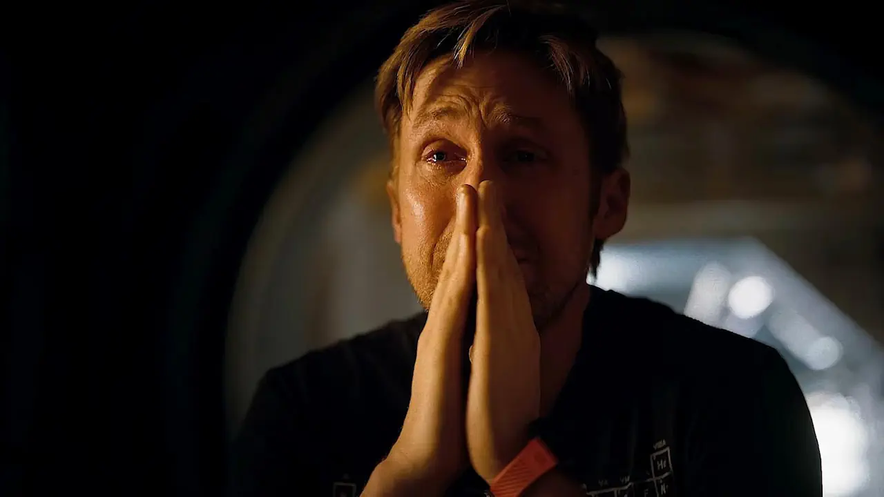 Dans Projet Dernière Chance, Ryan Gosling porte le film en incarnant un scientifique seul face à une mission interstellaire cruciale. L’alchimie avec l’extraterrestre Rocky apporte une dimension émotionnelle forte et inattendue.