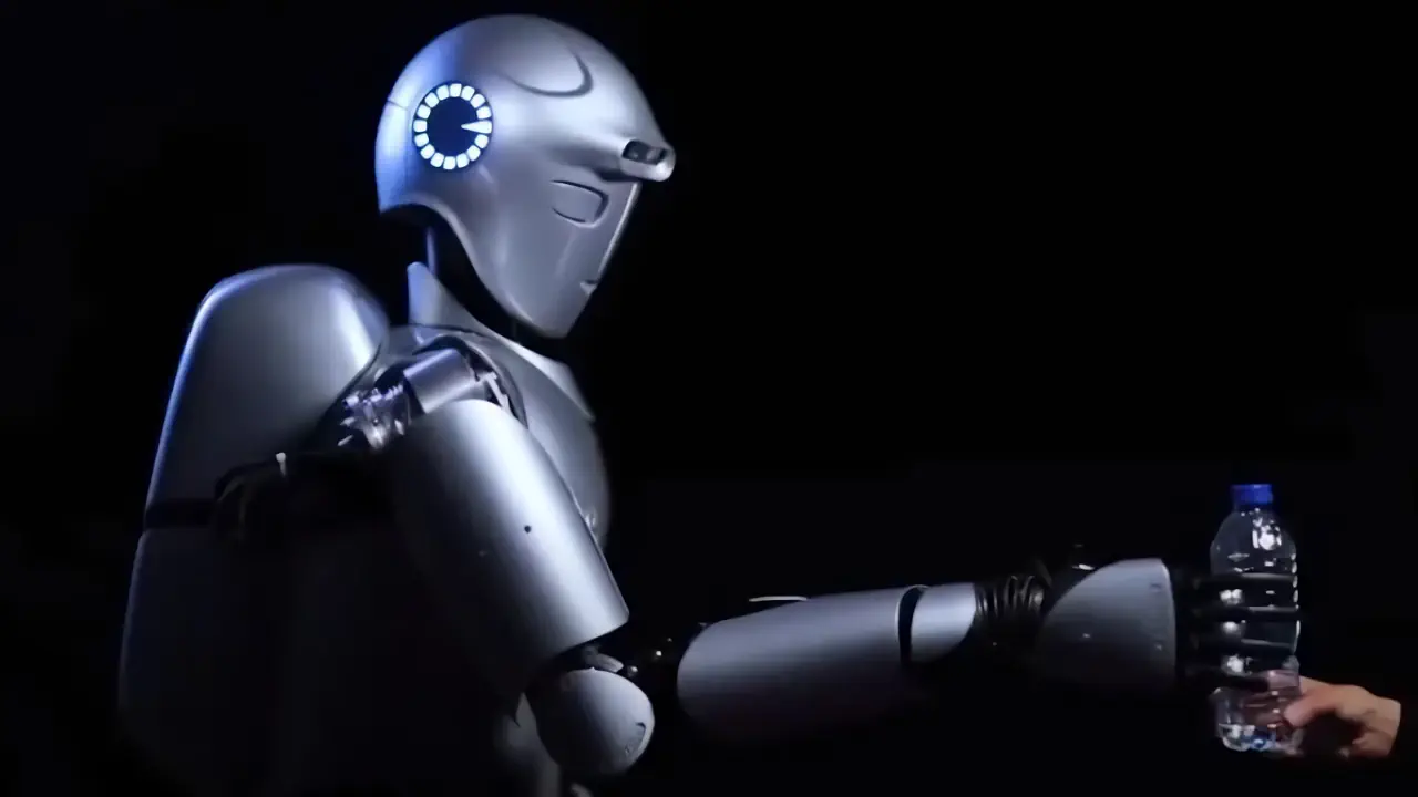 Le robot humanoïde Surena IV, développé par University of Tehran, illustre les avancées de la robotique iranienne en matière de mobilité et d’interaction homme-machine. Conçu comme une plateforme de recherche, il combine reconnaissance faciale, interaction vocale et manipulation d’objets.