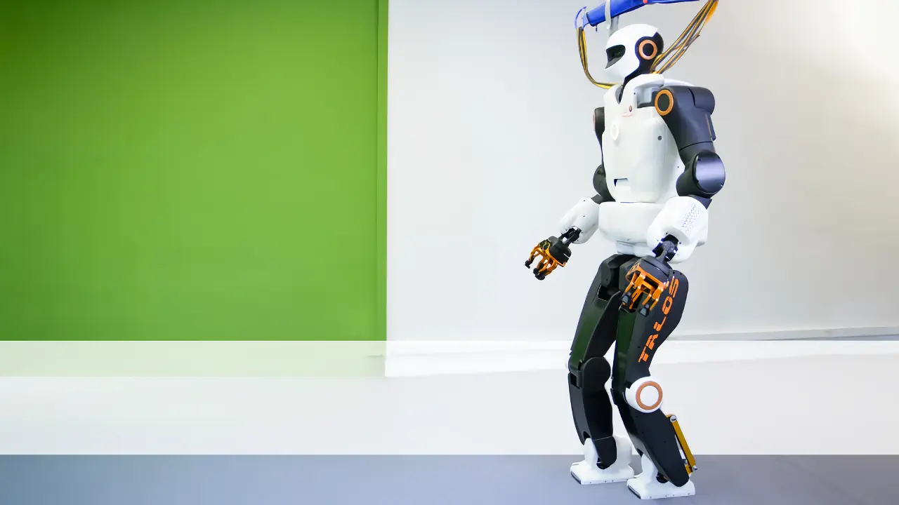 Le robot humanoïde TALOS, développé par PAL Robotics, est une plateforme robuste dédiée à la recherche et aux environnements industriels exigeants. Il se distingue par sa capacité à manipuler des charges lourdes et à collaborer en toute sécurité avec les humains grâce à ses capteurs avancés.