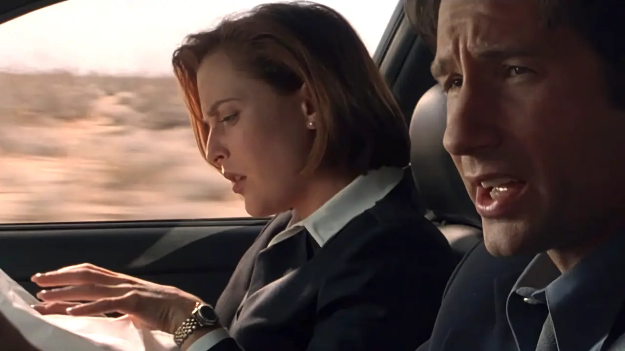 X-Files : Combattre le futur s’inscrit comme une pièce essentielle de la série, à voir entre les saisons 5 et 6. Le film développe la mythologie autour du complot extraterrestre tout en faisant le lien entre deux phases clés de l’histoire.