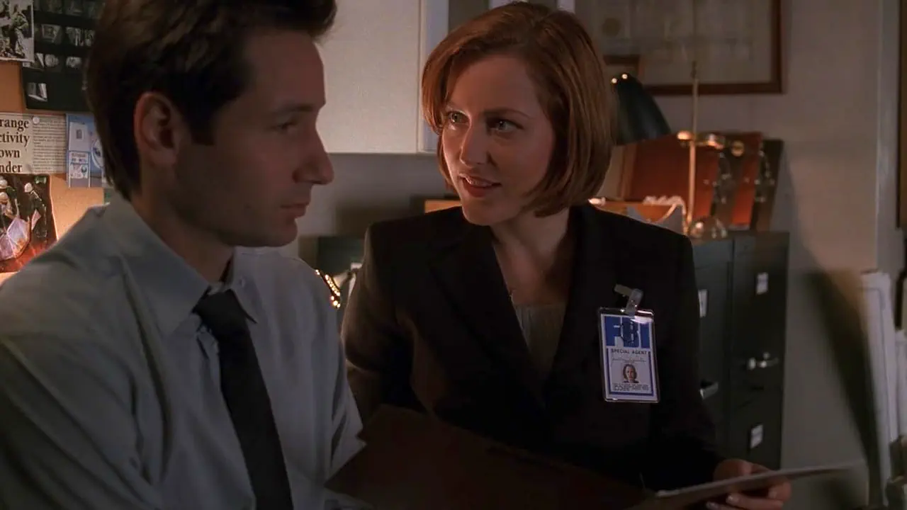 X-Files : Aux frontières du réel ancre la science-fiction dans un univers réaliste, porté à l’écran par Gillian Anderson et David Duchovny. Leur présence renforce la crédibilité des intrigues mêlant paranormal et théories du complot.