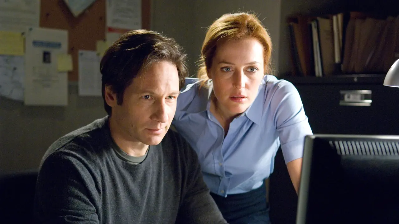 X-Files : Régénération propose une intrigue indépendante située après la saison 9, avec une approche plus intimiste. Le film se concentre davantage sur Mulder et Scully, dans une enquête accessible sans connaître toute la mythologie de la série.