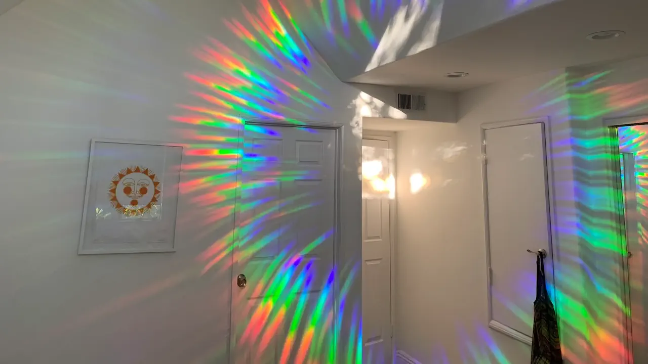 Le suncatcher, ou attrape-soleil, est une décoration minimaliste qui transforme une pièce grâce à des jeux de lumière dynamiques et colorés. Évoluant au fil de la journée, il apporte une touche vivante et originale sans encombrer l’espace.