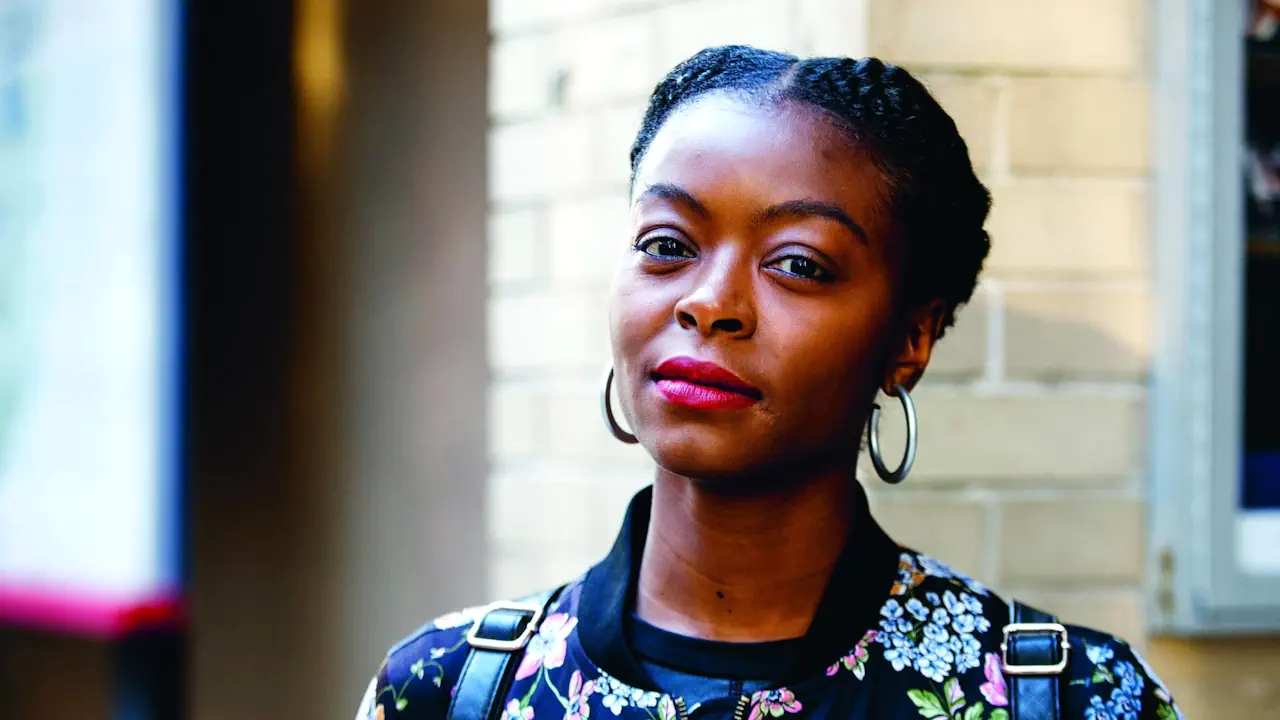 Le reboot de X-Files : Aux frontières du réel, porté par Ryan Coogler pour Hulu, introduit une nouvelle génération d’agents avec Danielle Deadwyler dans l’un des rôles principaux. Cette réinvention modernise la série tout en conservant son univers paranormal.