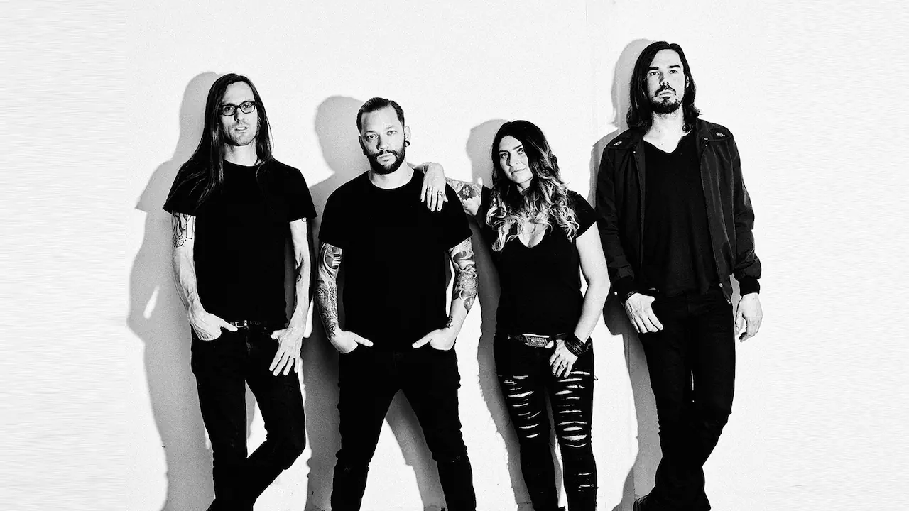 La formation 2017 de AqME marque un tournant avec l’arrivée de Vincent Peignart-Mancini au chant. Cette nouvelle dynamique insuffle un second souffle au groupe, entre continuité et modernité.