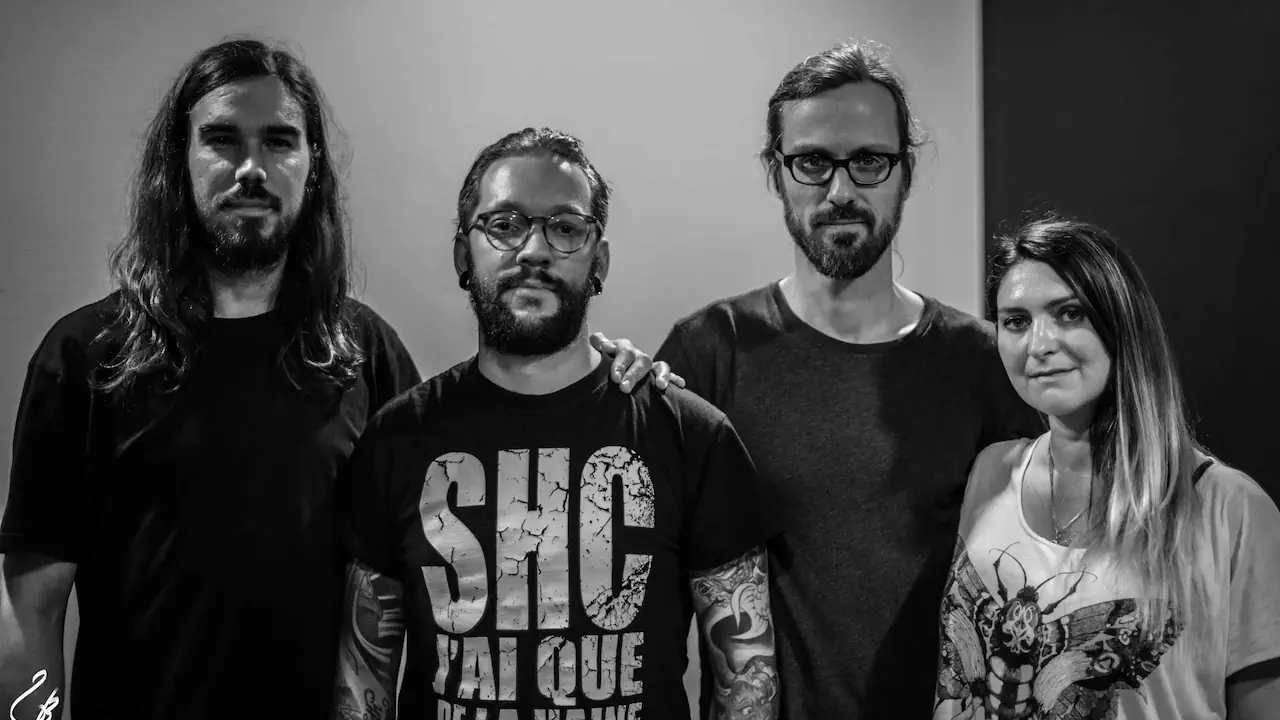 Avec l’arrivée de Vincent Peignart-Mancini, AqME amorce une transition vocale réussie, plus directe et rock. Sans renier l’héritage laissé par Koma, le groupe gagne en énergie et en modernité.