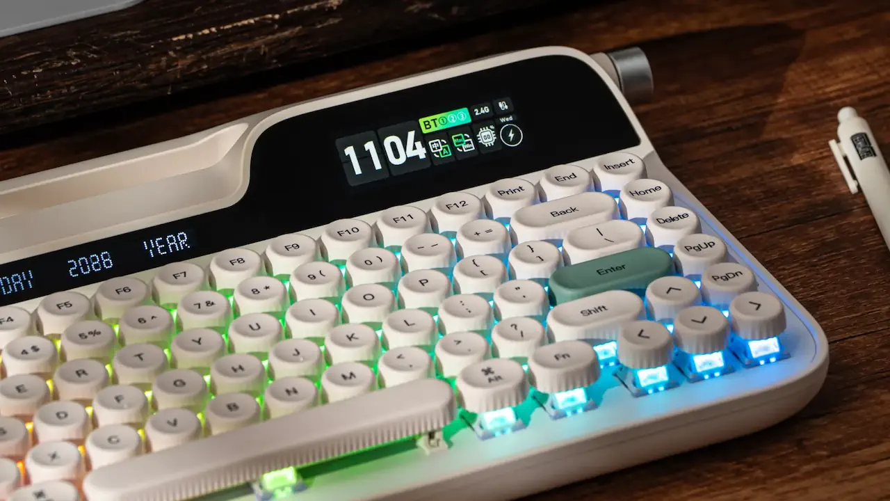 Le clavier sans fil Epomaker Glyph propose une triple connectivité avec USB-C, 2,4 GHz et Bluetooth pour s’adapter à tous les usages. Il permet de passer facilement d’un appareil à un autre tout en garantissant performance, stabilité et flexibilité.