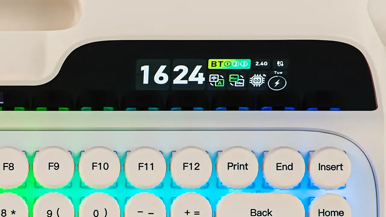 Le clavier Bluetooth Epomaker Glyph intègre un écran de 2,79" pour afficher rapidement informations et paramètres. Personnalisable, il améliore le contrôle tout en ajoutant une touche visuelle unique.