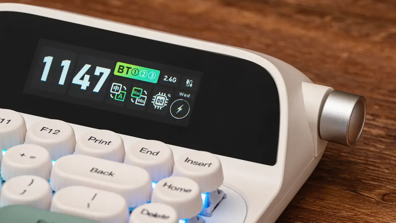 Le clavier sans fil Epomaker Glyph intègre une molette latérale pour ajuster rapidement volume, luminosité et réglages. Elle améliore l’ergonomie et rend l’utilisation plus intuitive au quotidien.