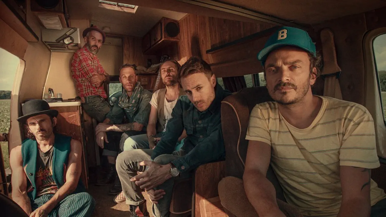 Replonger dans Pleymo en 2026 ravive une nostalgie forte, entre énergie brute des débuts et regard plus nuancé sur leurs évolutions. Malgré un son marqué par son époque, leur sincérité et leur identité continuent de résonner aujourd’hui.