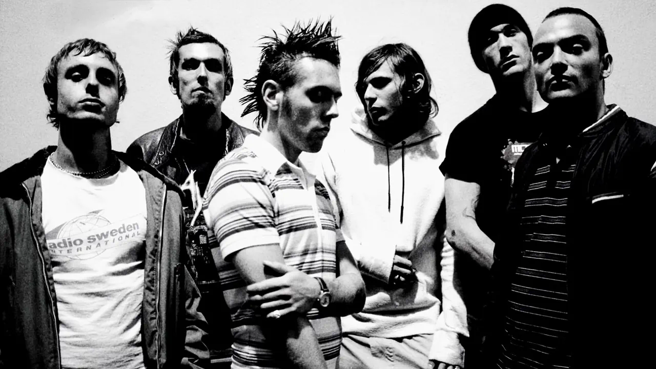 Pleymo émerge à la fin des années 90 dans un contexte idéal, porté par l’essor du néo-metal et des influences comme Korn. Le groupe incarne une scène française en pleine construction avec une identité forte et un timing parfait.