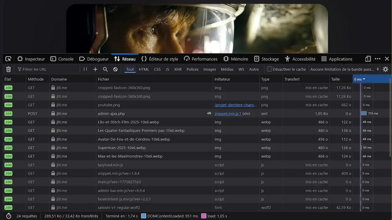 La minification et la fusion des fichiers permettent de réduire leur poids et le nombre de requêtes HTTP, ce qui accélère le chargement des pages. L’analyse du waterfall aide à identifier les ressources lentes et à prioriser les optimisations pour améliorer les performances.